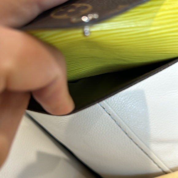 LV Marie-Lou Compact Wallet Pistache
new condition. No tags. Authentic. - Picture 14 of 17